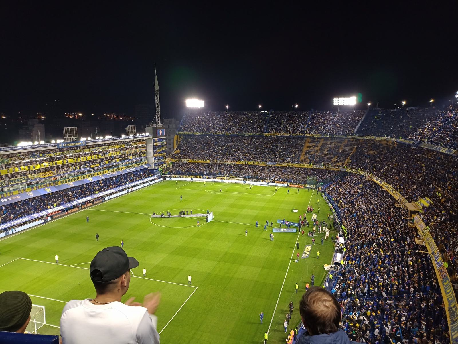 La Bombonera de Boca Juniors de noche, con las tribunas llenas y el campo iluminado