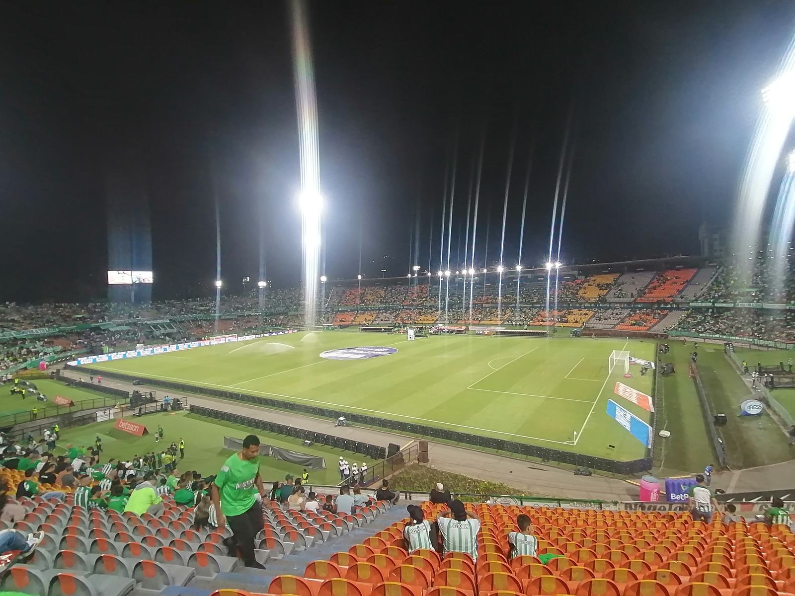 El Estadio Atanasio Girardot de Medellín al anochecer, con las luces encendidas