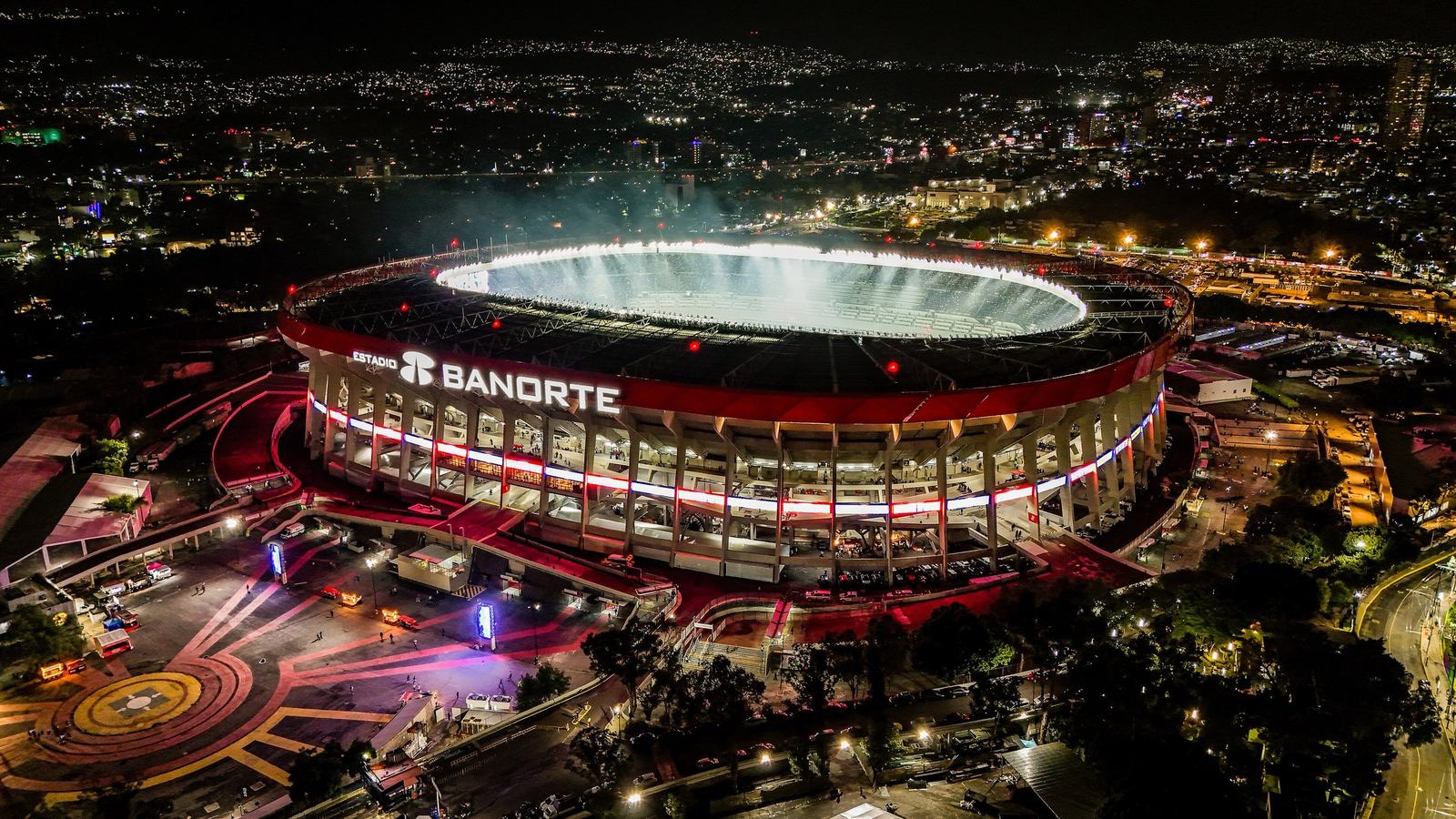 Vista aérea nocturna del Estadio Azteca iluminado en la Ciudad de México