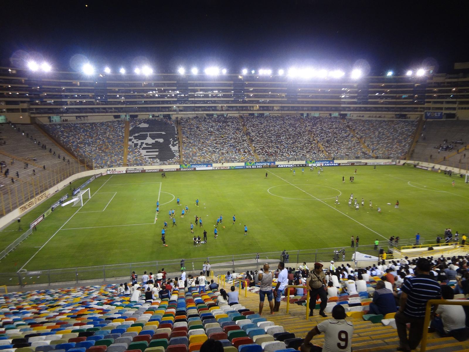 Interior del Estadio Monumental de Universitario en Lima durante un partido