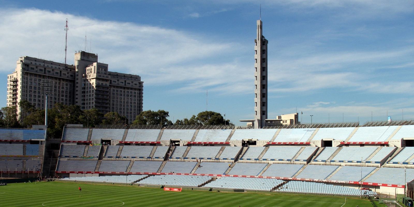 La Tribuna Olímpica y la Torre de los Homenajes del Estadio Centenario de Montevideo