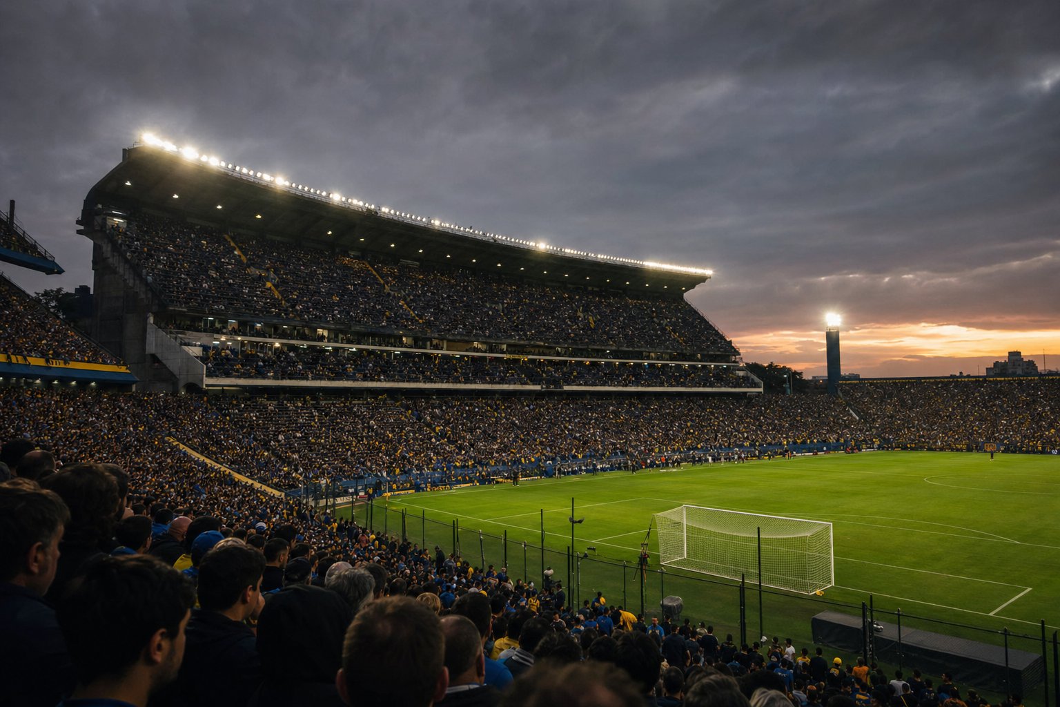 Estadio de fútbol uruguayo al anochecer